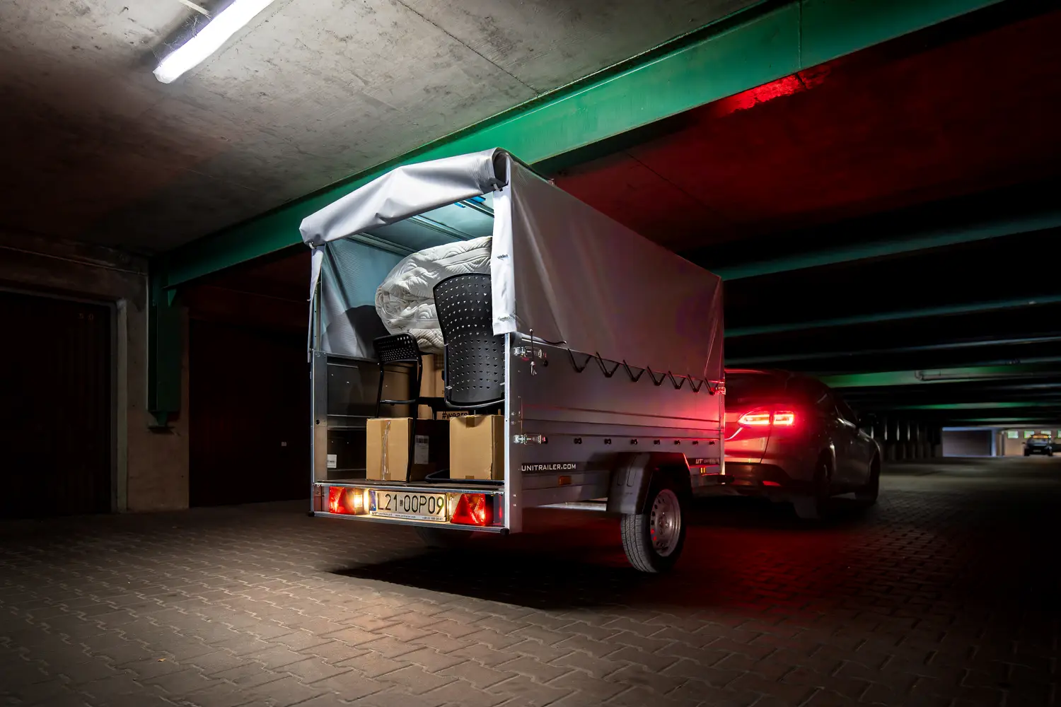 Een aanhangwagen voor de auto laden: hoeveel mag erin en hoe verdeel je de lading?