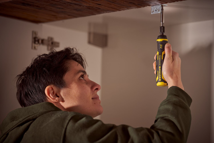 STANLEY 4V schroevendraaier met accu, oplader en bits 