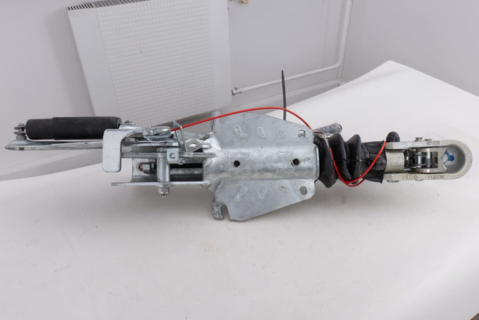 OUTLET KNOTT KF27B oplooprem met K27A-koppeling voor een aanhangwagen van 2700 kg met V-dissel