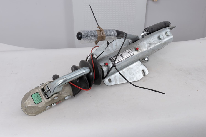 OUTLET KNOTT KF27B oplooprem met K27A-koppeling voor een aanhangwagen van 2700 kg met V-dissel