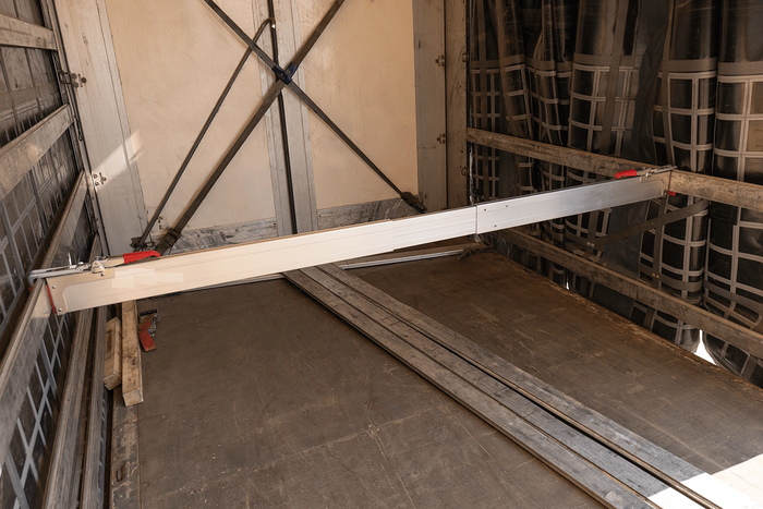 UNITRAILER ladingzekering zijbalk 2100-2400 mm