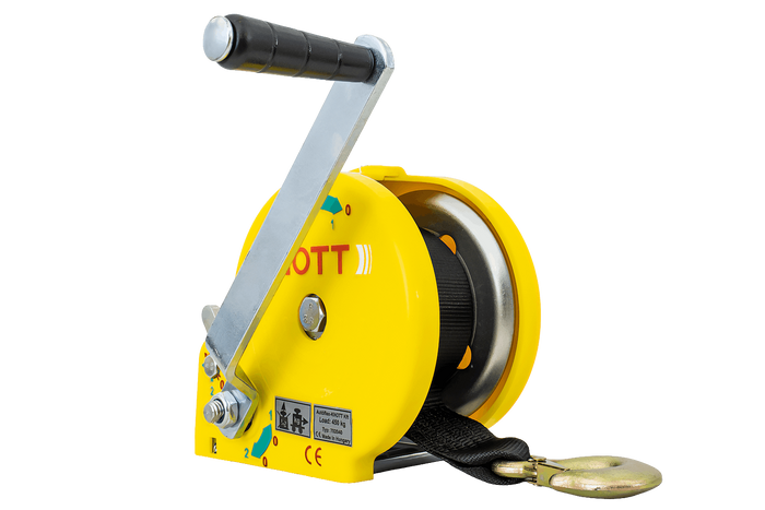 Handlier KNOTT 450 kg met een gele behuizing en een band