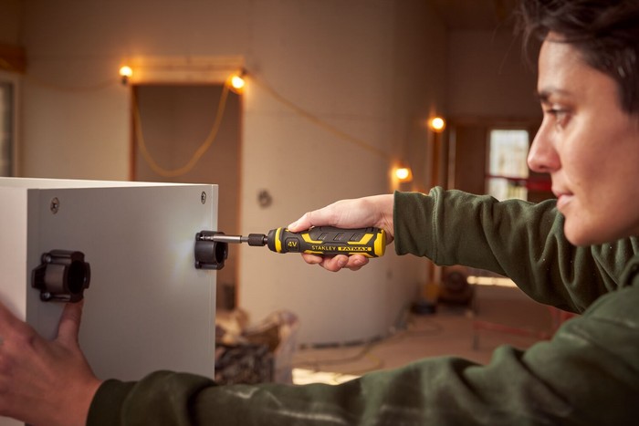 STANLEY 4V schroevendraaier met accu, oplader en bits 