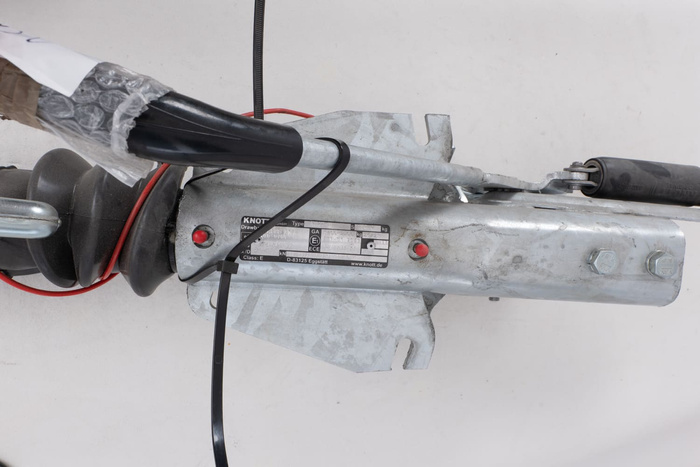 OUTLET KNOTT KF27B oplooprem met K27A-koppeling voor een aanhangwagen van 2700 kg met V-dissel