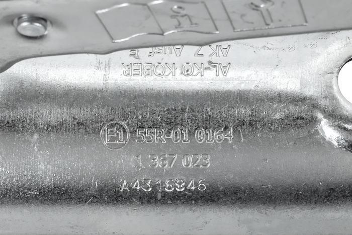 AL-KO AK7 PLUS kogelkoppeling voor een aanhanger van 750 kg met een 50 mm buisvormige dissel.