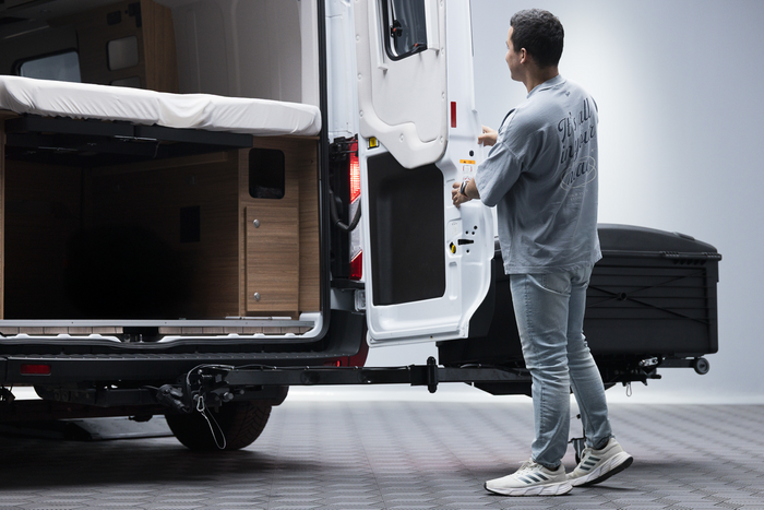 Towbox Camper Alpha zwart LED (lang) - bagagebox voor montage op de trekhaak