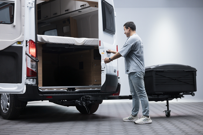 Towbox Camper Alpha zwart LED (lang) - bagagebox voor montage op de trekhaak