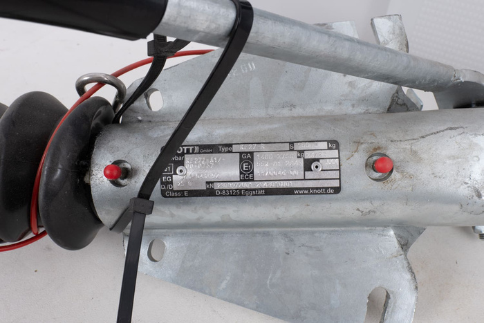 OUTLET KNOTT KF27B oplooprem met K27A-koppeling voor een aanhangwagen van 2700 kg met V-dissel