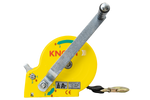 Handlier KNOTT 450 kg met een gele behuizing en een band