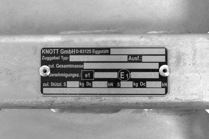 KNOTT KQ14-A+KZE7.5 kogelkoppeling voor een aanhanger van 1400 kg met een V-vormige dissel.
