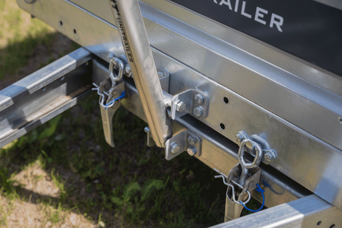 UNITRAILER krukhefsysteem met handgrepen voor het kantelen en lossen van een autotransporter van 1000 kg (500-865 mm).