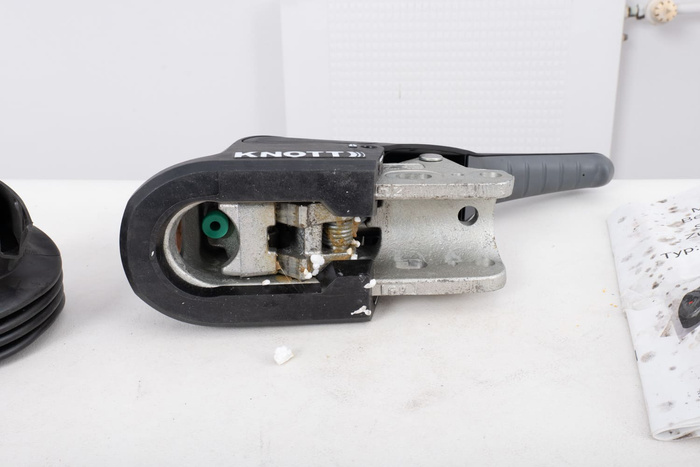 OUTLET KNOTT KS30 kogelkoppeling met stabilisator voor een 3000kg aanhangwagen met een 35-50mm buisvormige dissel