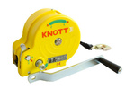 Handlier KNOTT 450 kg met een gele behuizing en een band