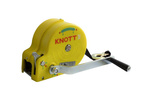 Handlier KNOTT 450 kg met een gele behuizing en een band