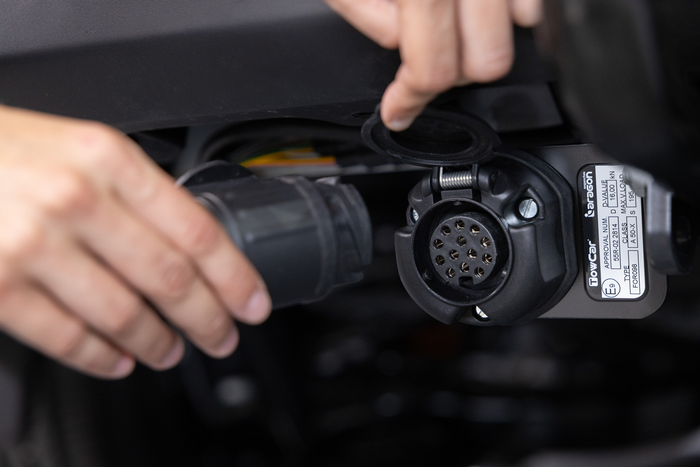 Towbox Alpha urban zwart - bagagebox voor montage op de trekhaak